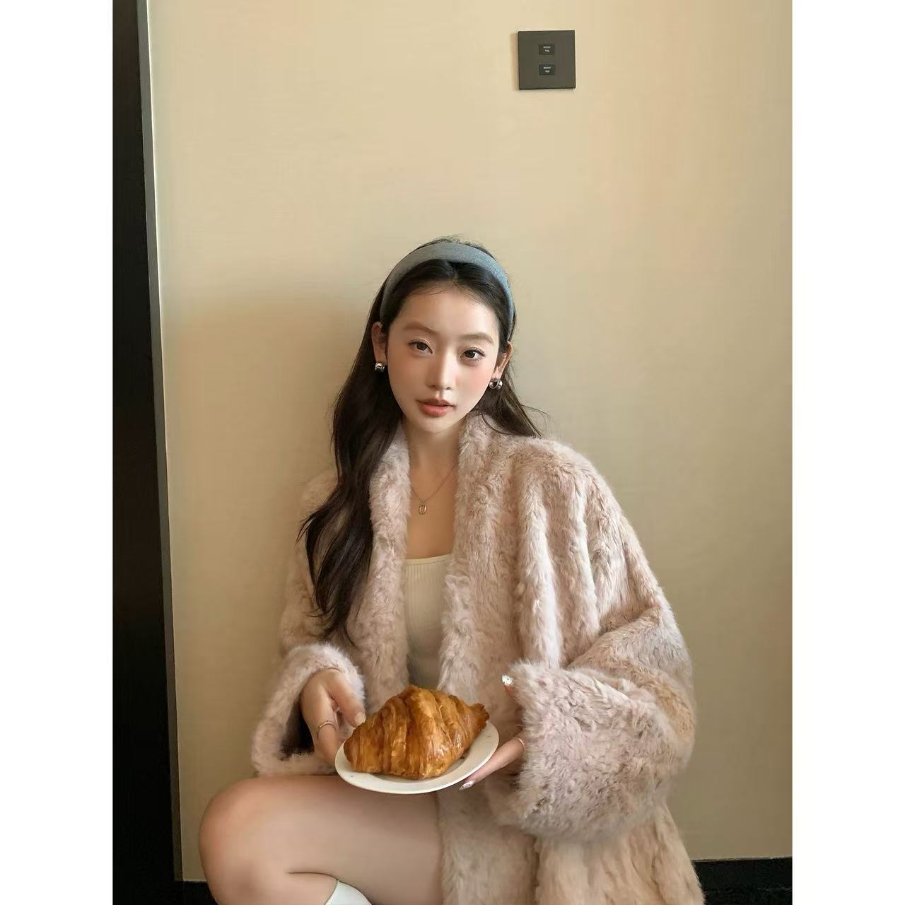 徐秋阳  呢喃甜梦 中古款皮毛一体环保皮草外套毛毛大衣15000