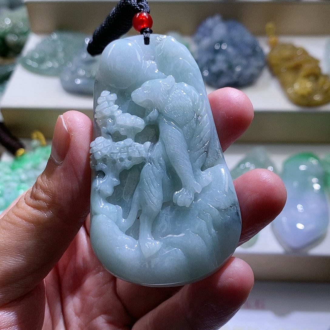 【闪购商品】翡翠颈饰未镶嵌上山虎