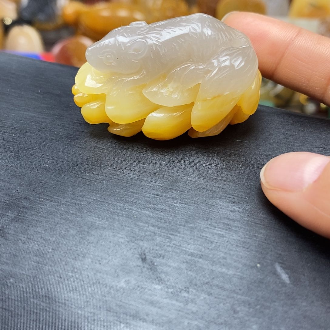 石英质玉（黄龙玉）颈饰未镶嵌