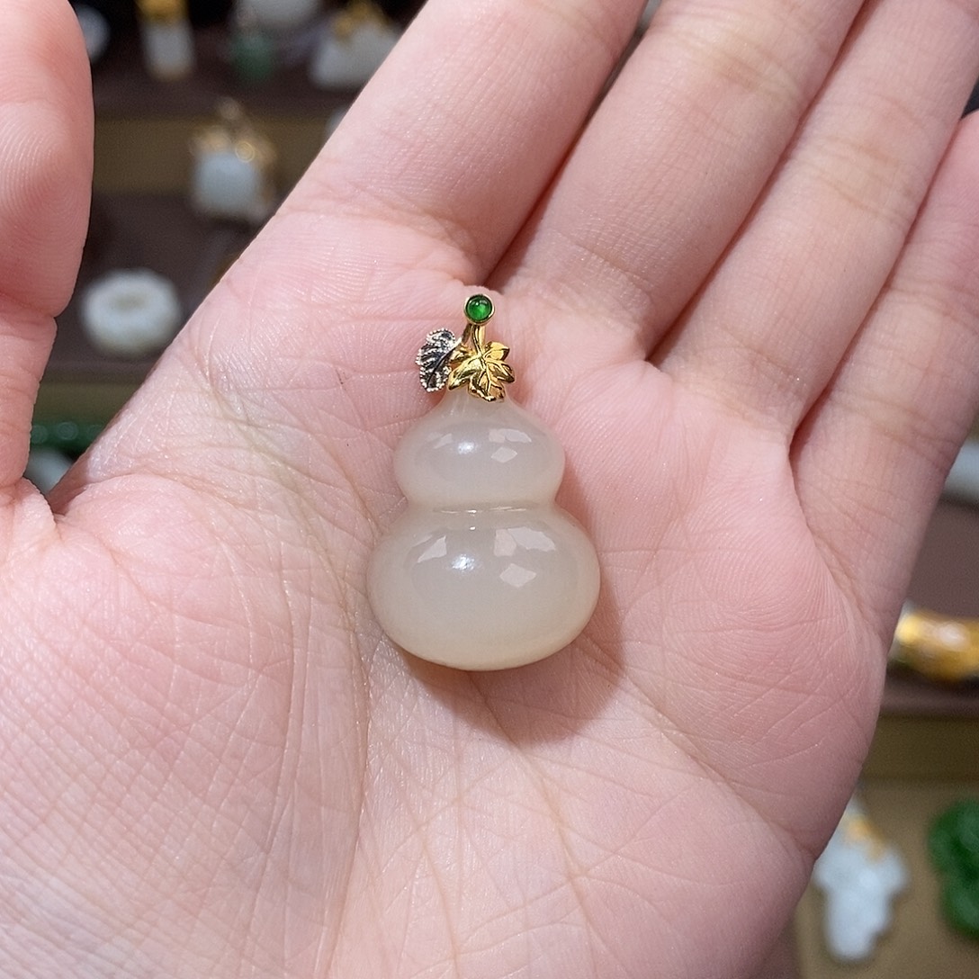 和田玉18K金镶嵌颈饰