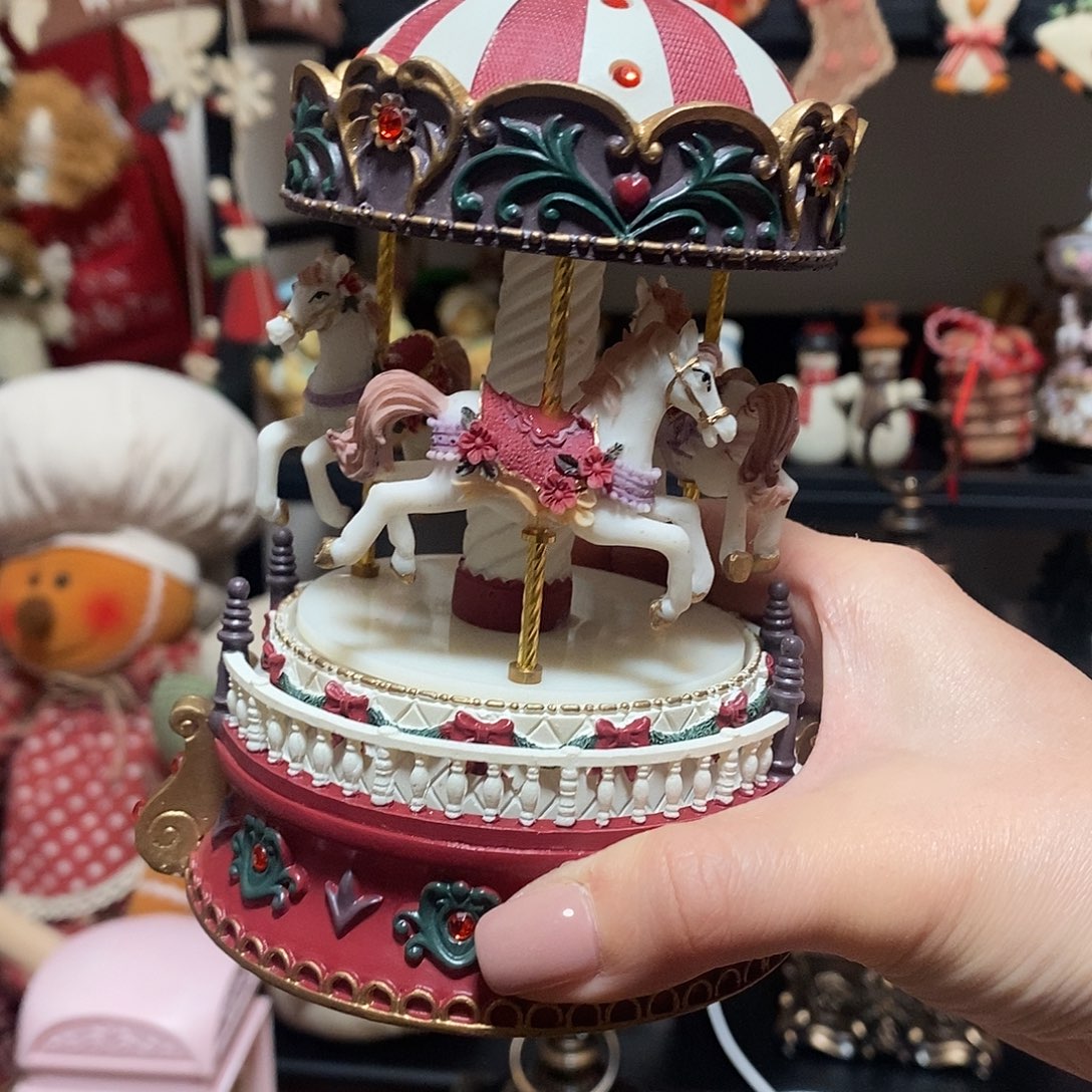 塑料红色旋转木马一个