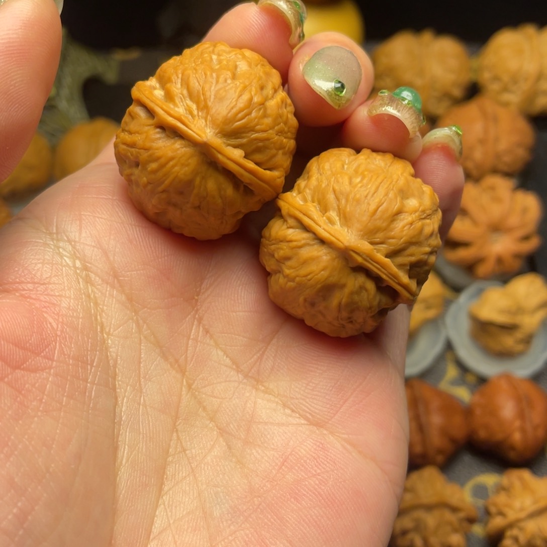 文玩核桃吊坠绣球