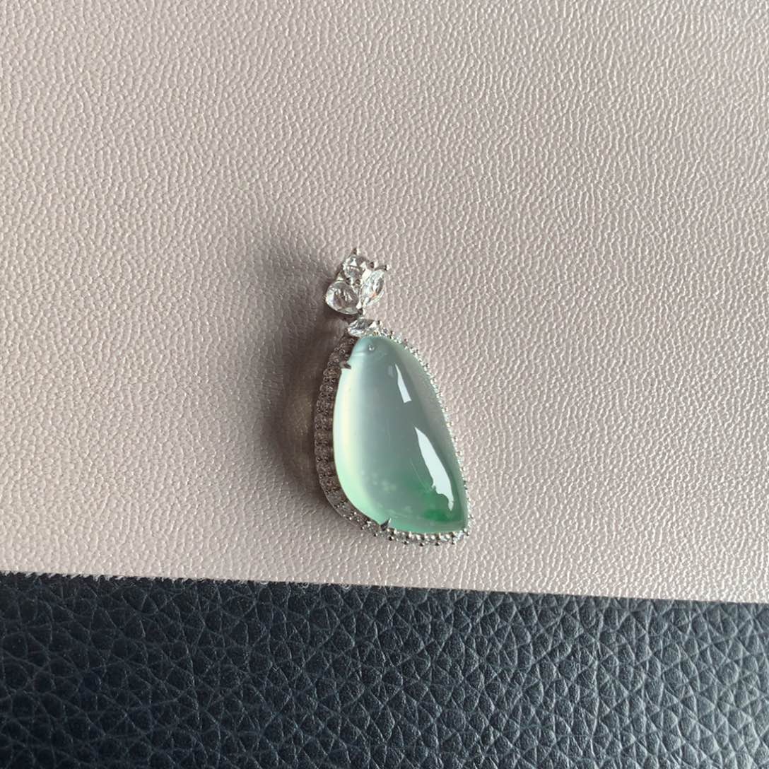 翡翠颈饰18K金镶嵌天然翡翠