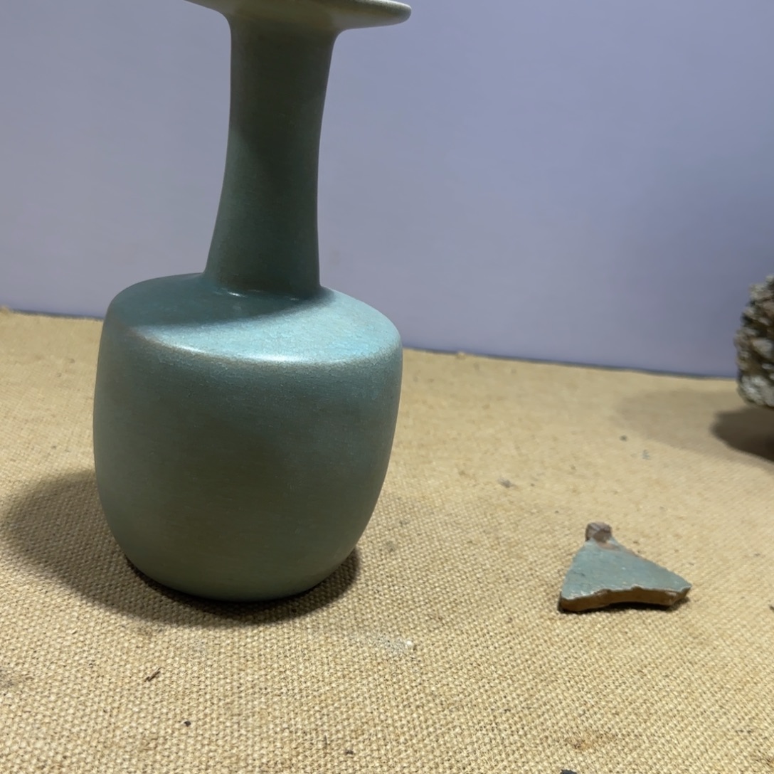 那***开摆件陶汝瓷。       