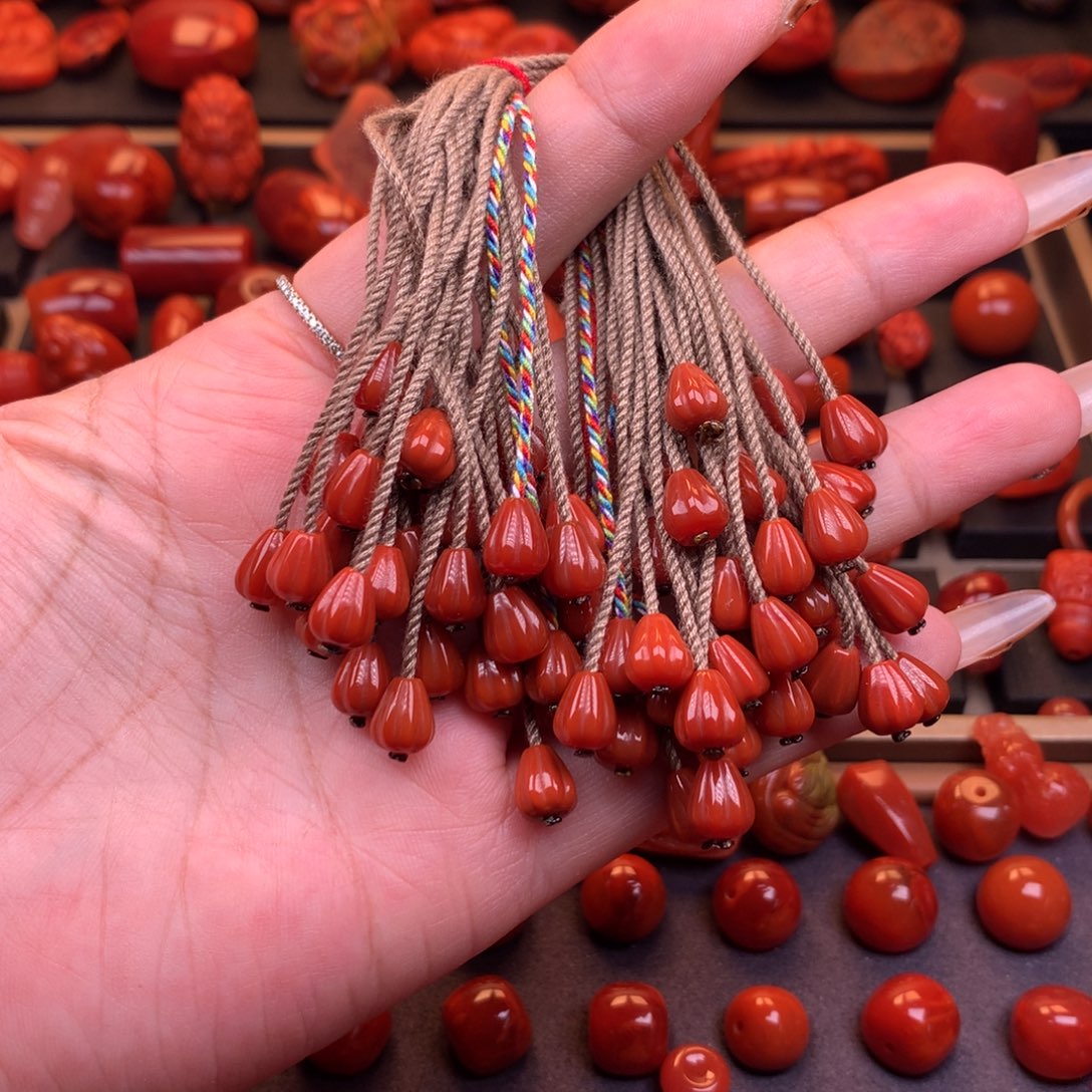 南红玛瑙未镶嵌原矿水滴弟子珠7mm多样性发一对