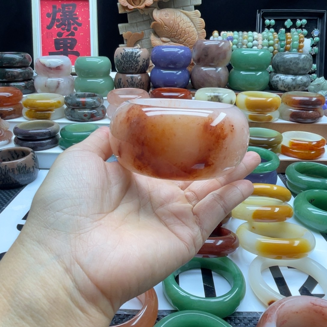 女***8石英岩玉未镶嵌手镯