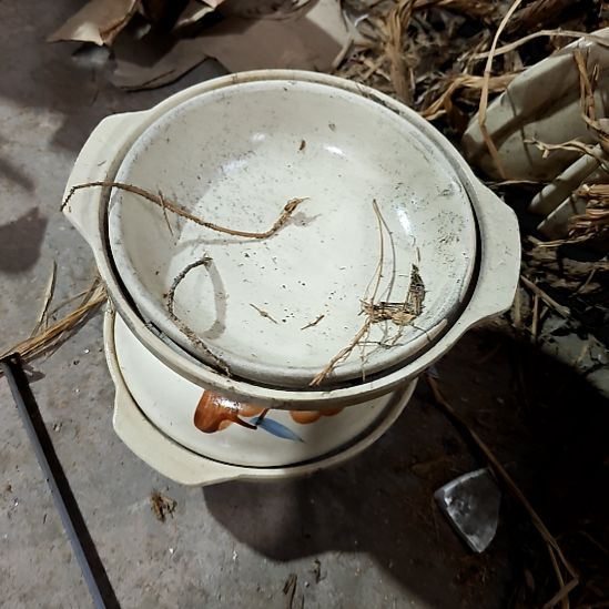 绿泥盘子碗茶壶啥都有