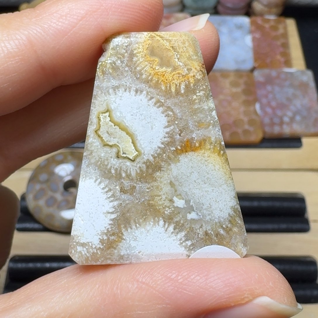 硅化玉闪闪的水 晶花未镶嵌