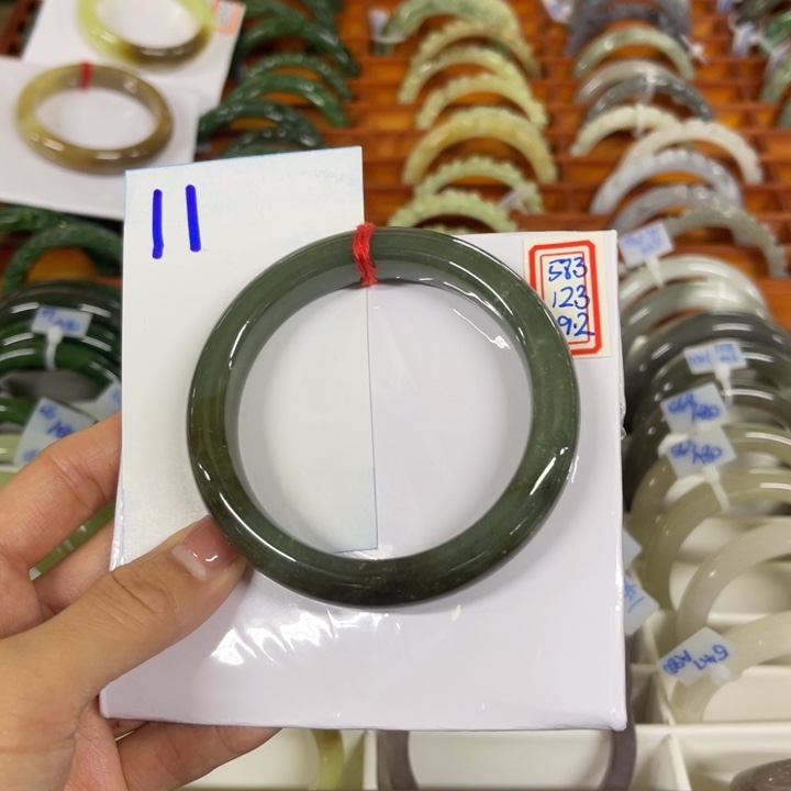 和田玉未镶嵌手镯