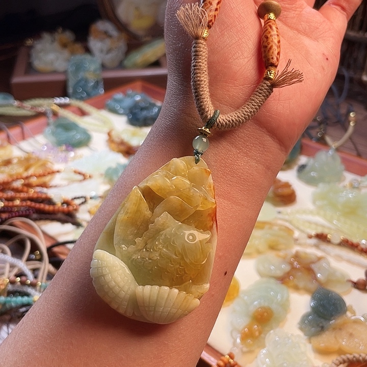 未镶嵌蛇纹石玉颈饰