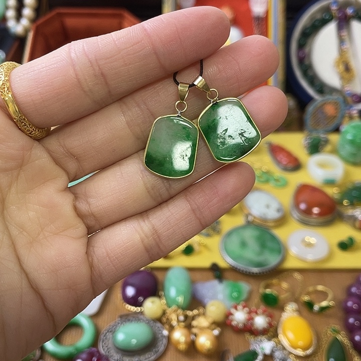 _***a翡翠未镶嵌颈饰精美雕刻物件物件