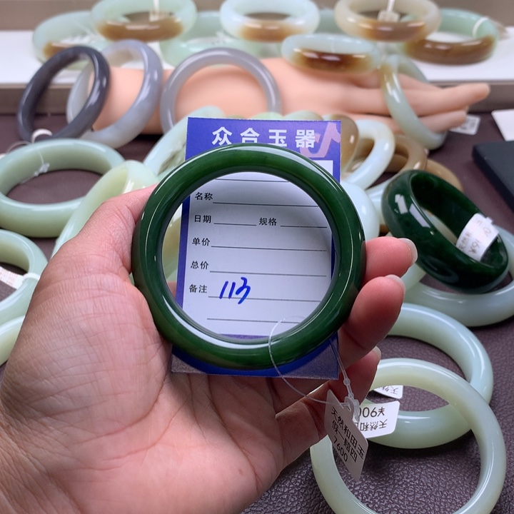 和田玉未镶嵌手镯