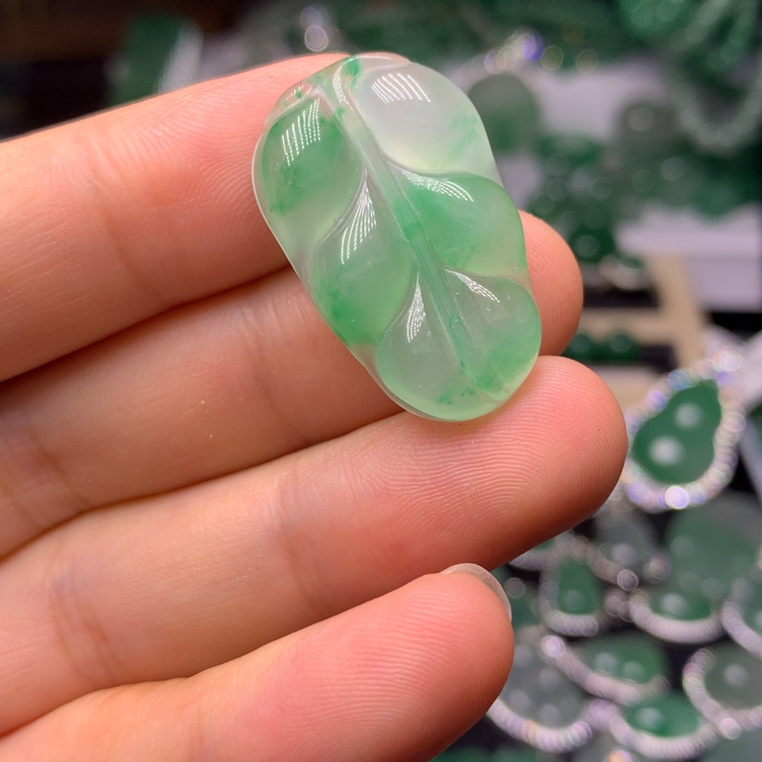 石英质玉（非洲翠）未镶嵌颈饰