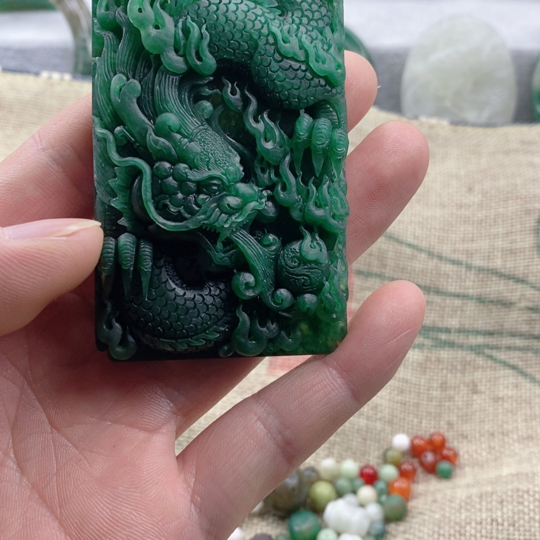 d***。独山玉未镶嵌颈饰