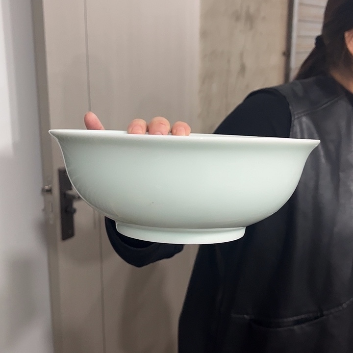 瓷片青瓷八英寸汤碗一个，微瑕包邮