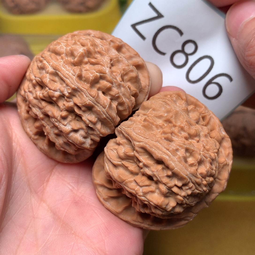 文玩核桃把件毕业粗筋红皮球白47