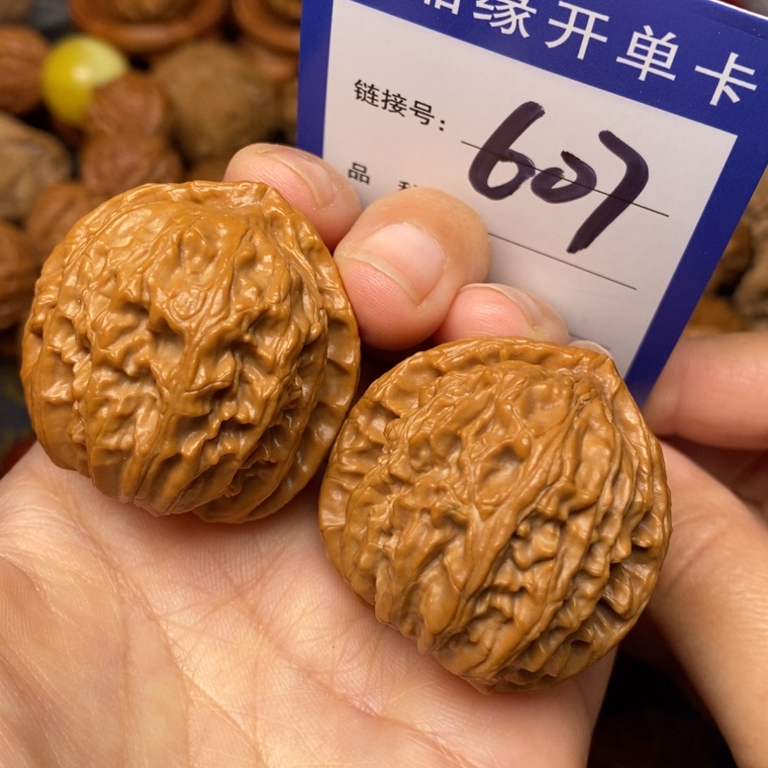 文玩核桃把件三角白全品36。 607