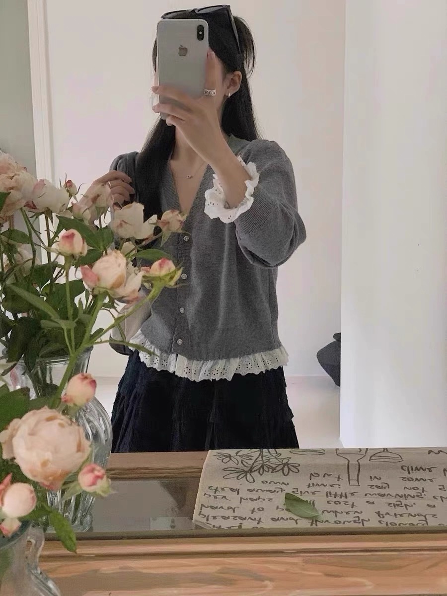 钻钻花朵扣蕾丝镶边V领针织开衫  咻咻X2C4605