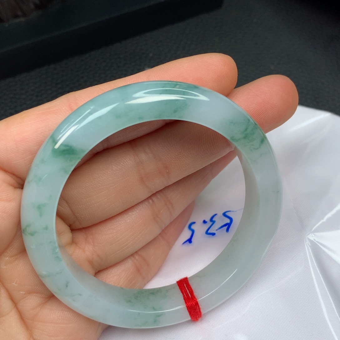 翡翠手镯未镶嵌…………..