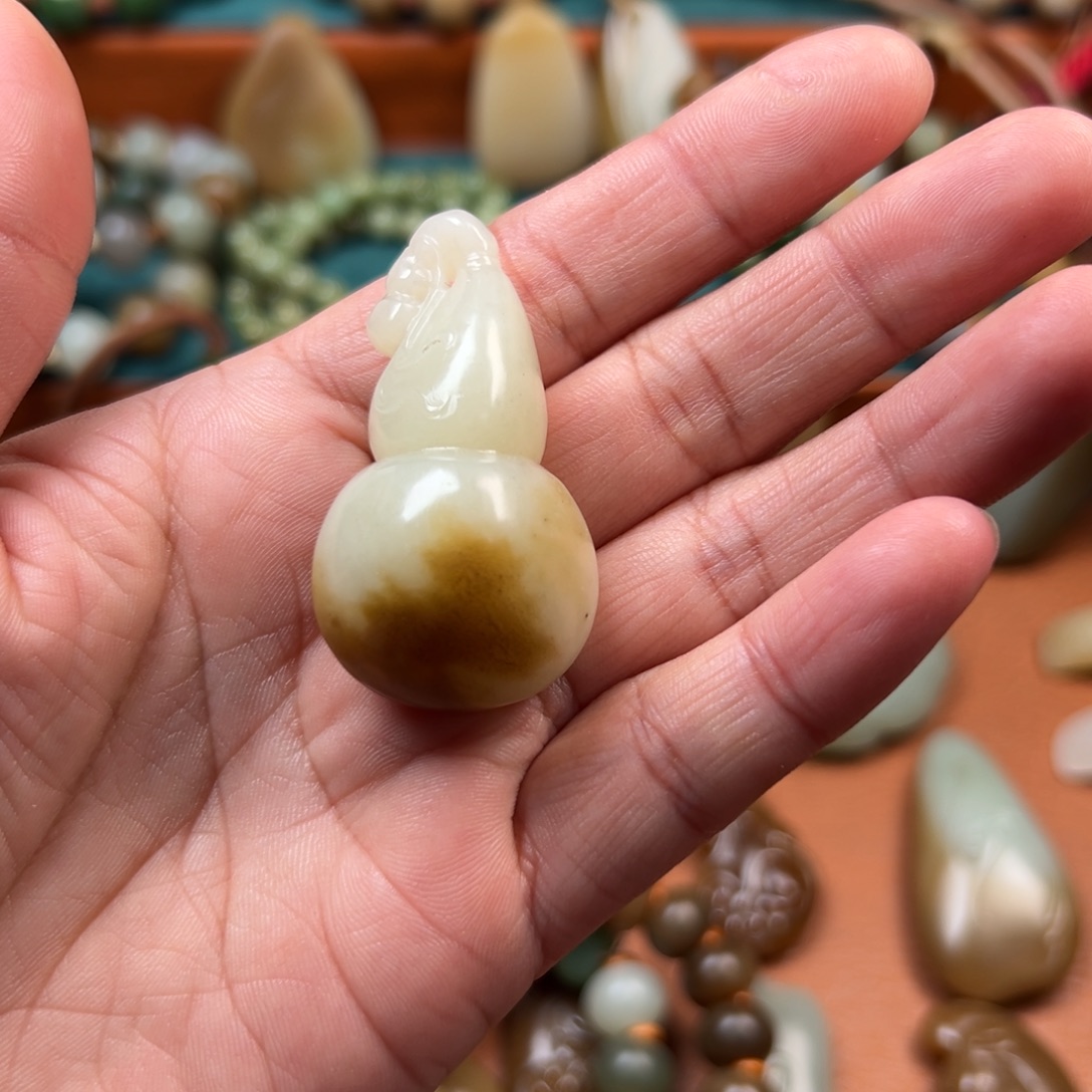 贝***果和田玉未镶嵌颈饰