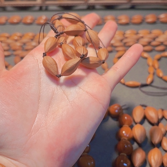 依***~1.0小金瓜子手持14粒