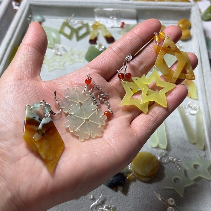 蛇纹石玉未镶嵌耳饰