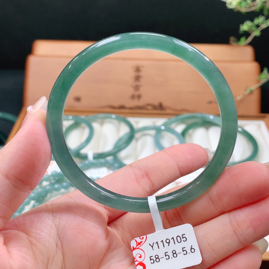 翡翠手镯未镶嵌天然