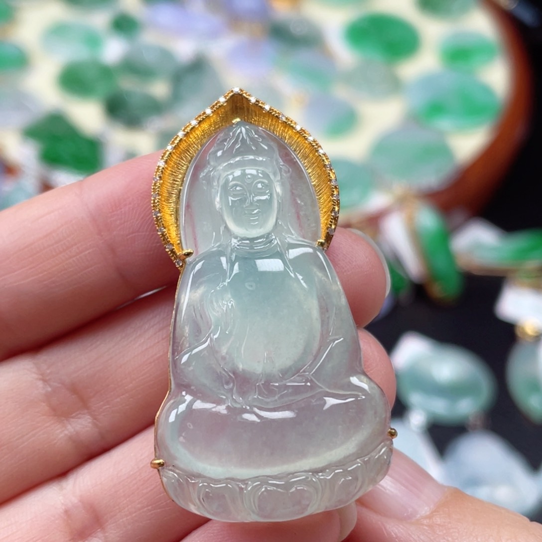 颈饰18K金镶嵌翡翠观音