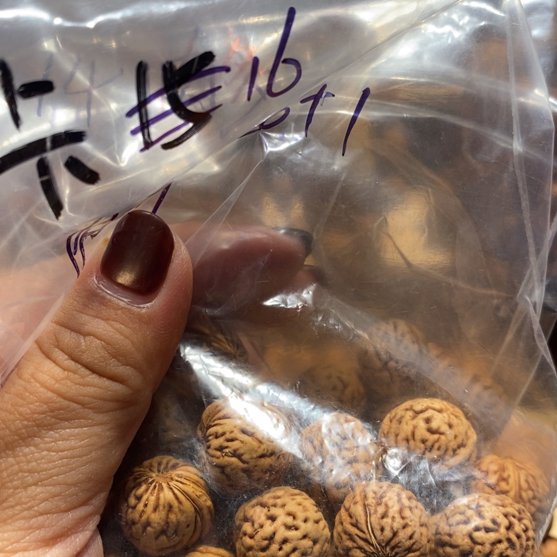 勇***气吊坠桃核15的21，14的28左右