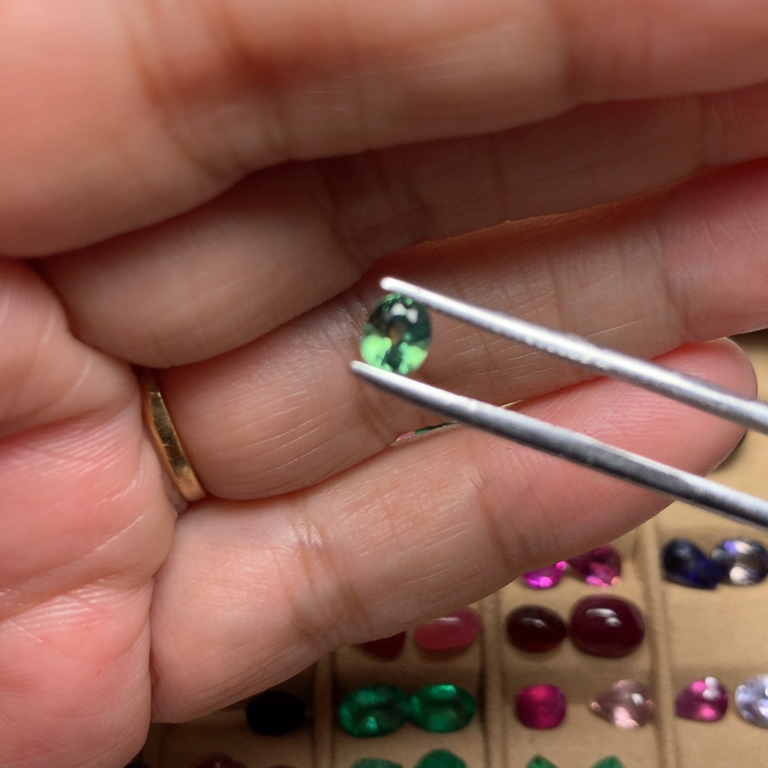 蓝宝石裸石未镶嵌