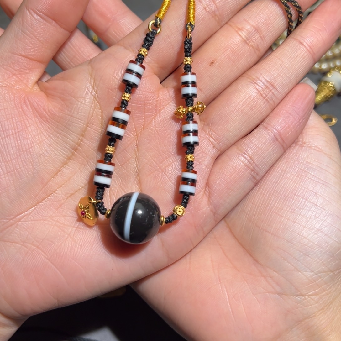 琉璃颈饰各种各样的