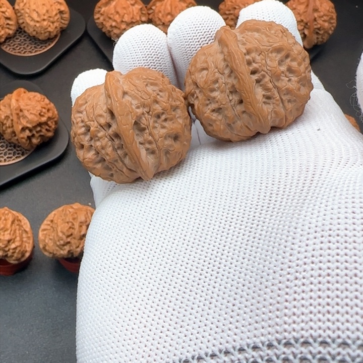 文玩核桃吊坠血麒麟