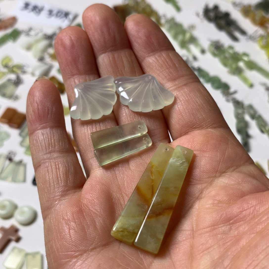 淇***果蛇纹石玉合金耳环