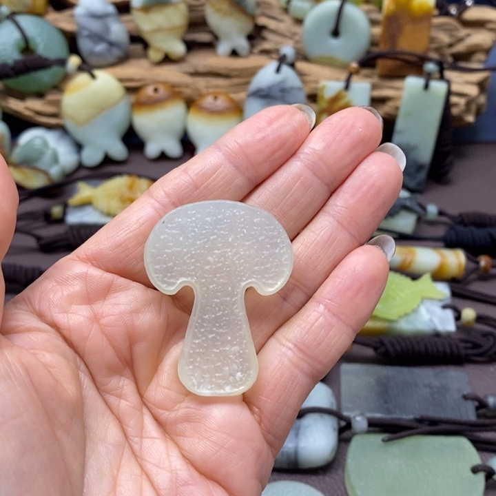 蛇纹石玉未镶嵌颈饰