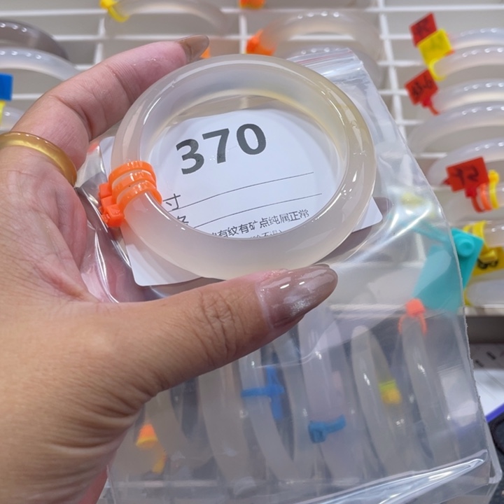 喜***娜玛瑙/玉髓未镶嵌手镯