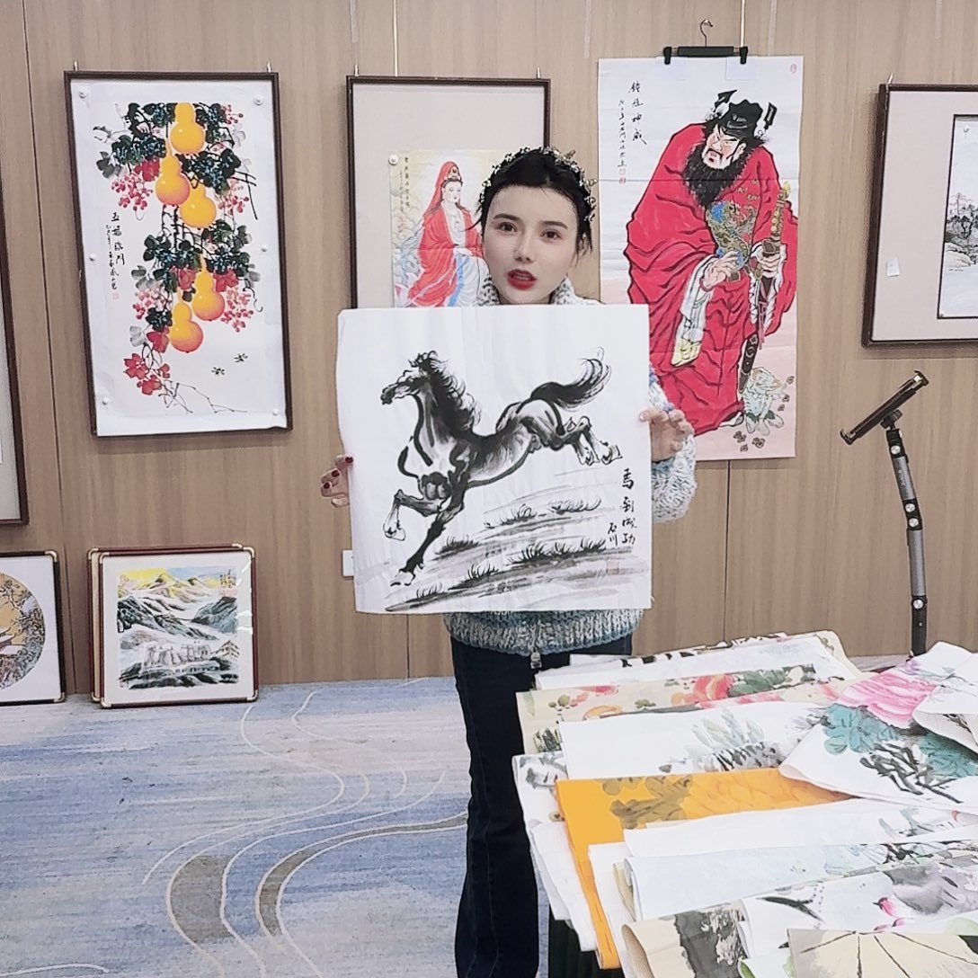 国画00后美女卖字画
