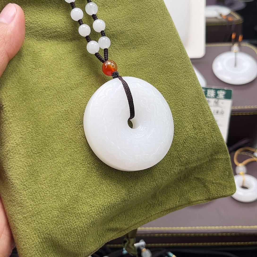 石英质玉（金丝玉）未镶嵌颈饰