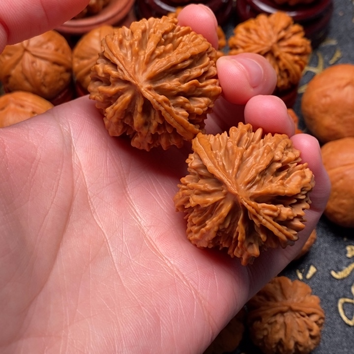 文玩核桃吊坠麒麟纹