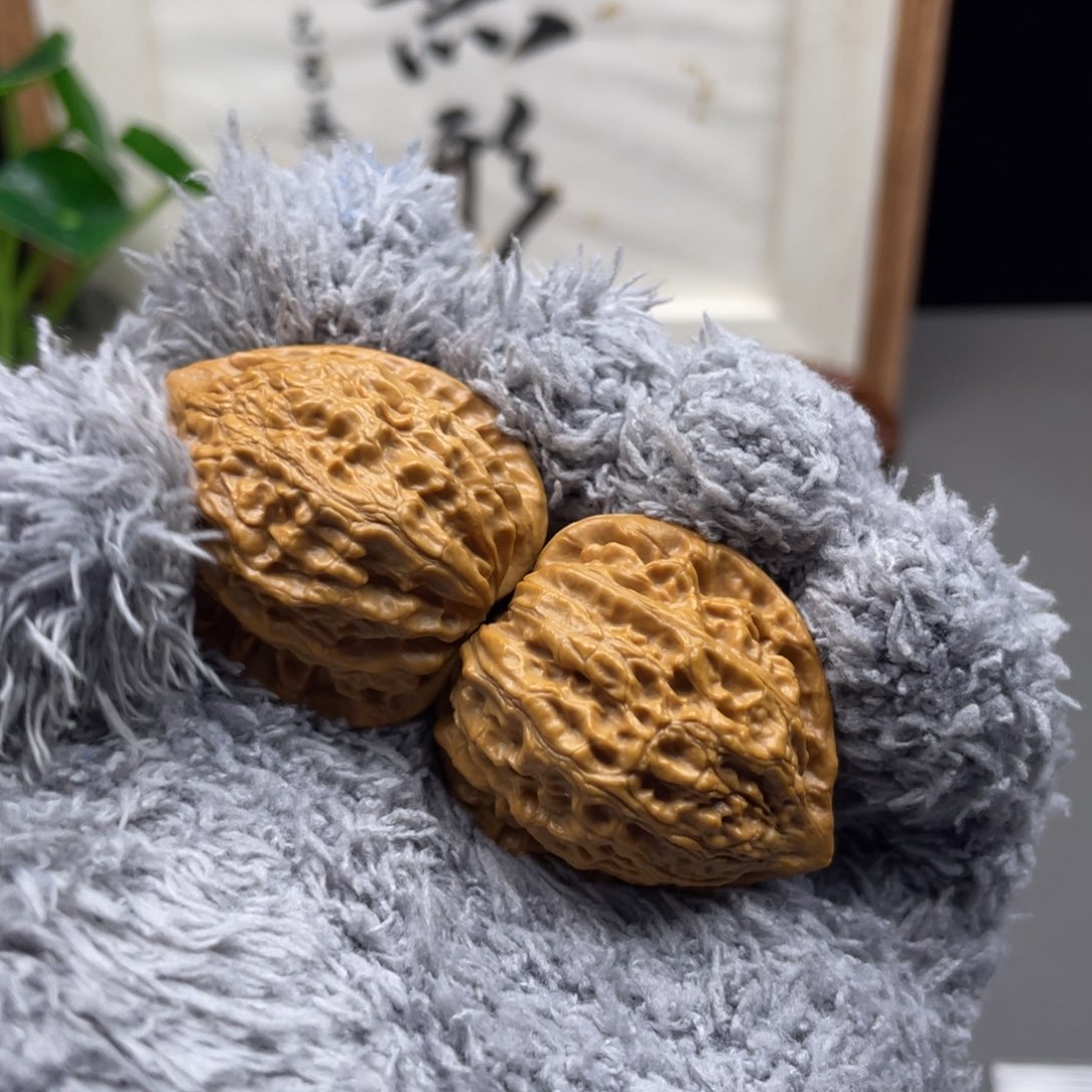 文玩核桃吊坠金牛