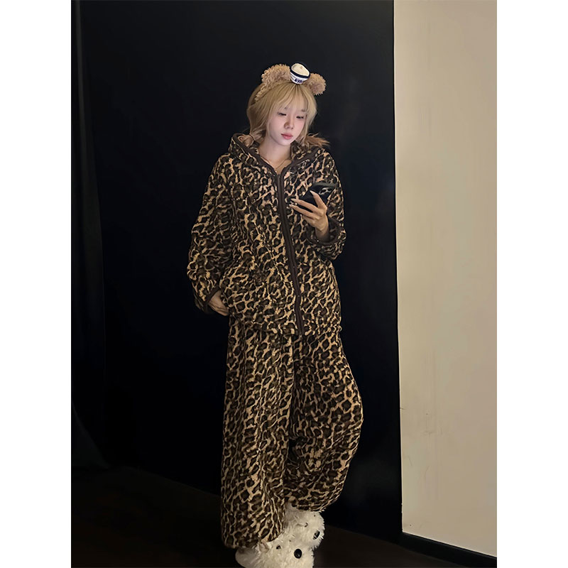 复古豹纹法兰绒连帽睡衣女秋冬季保暖加厚长袖长裤大码家居服套装