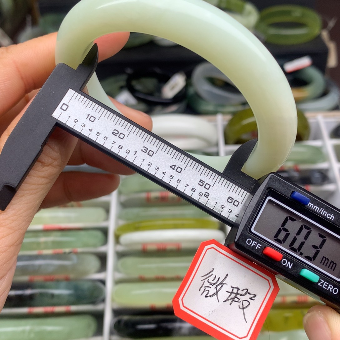 蛇纹石玉未镶嵌手镯770