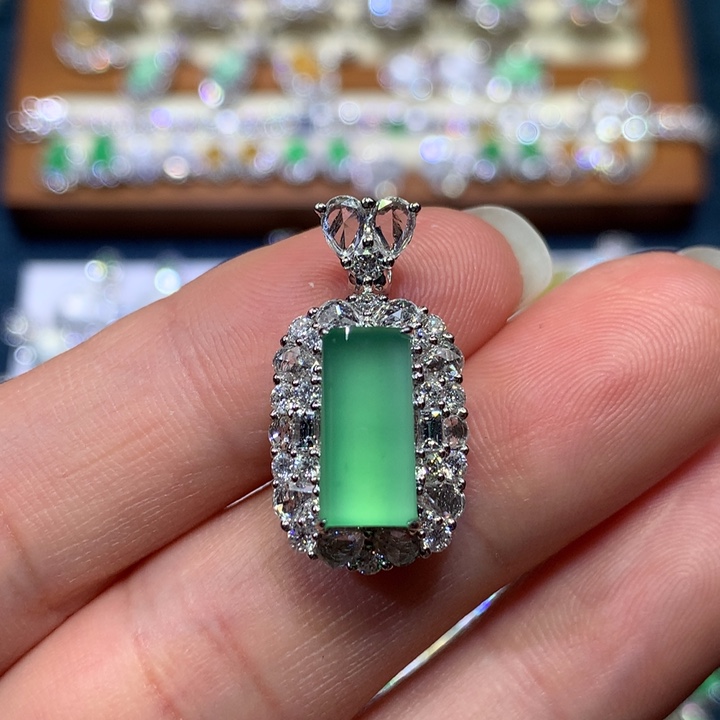 翡翠颈饰18K金镶嵌木那无事柱