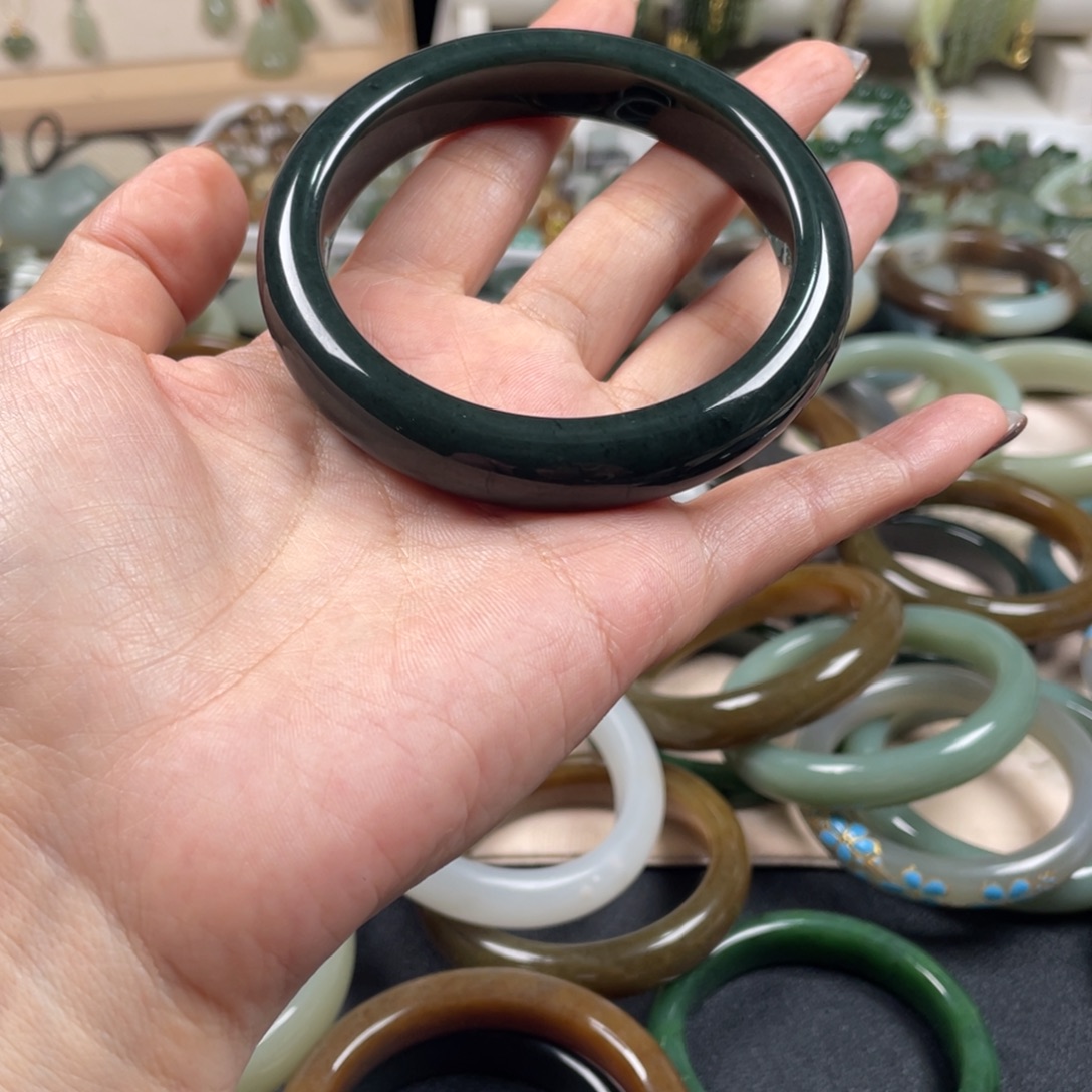 ****宝和田玉未镶嵌手镯