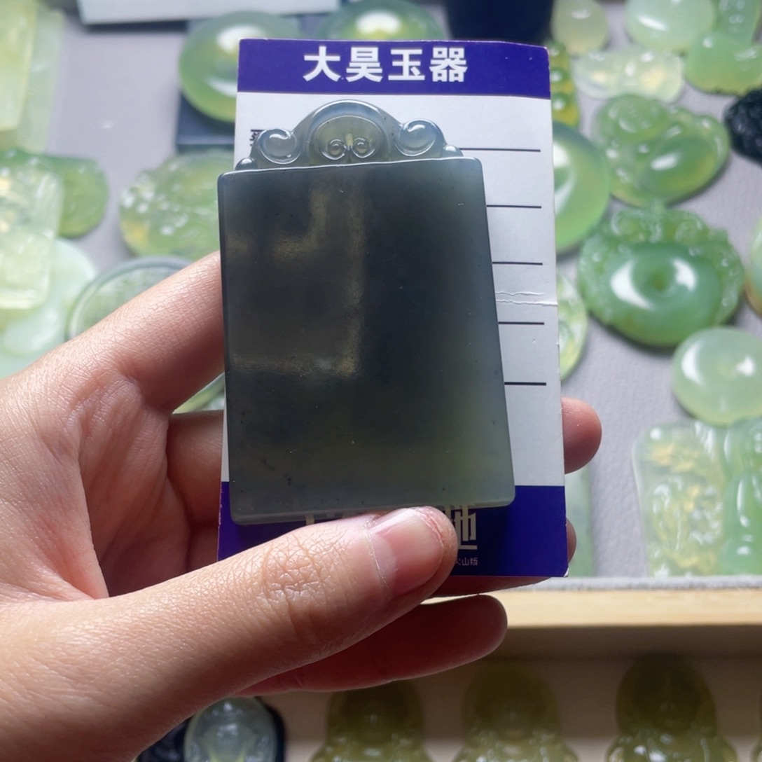 蛇纹石玉未镶嵌颈饰向**开