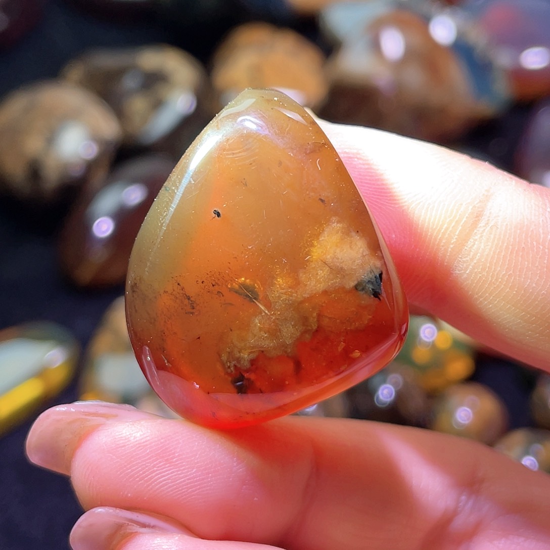 琥珀裸石未镶嵌。