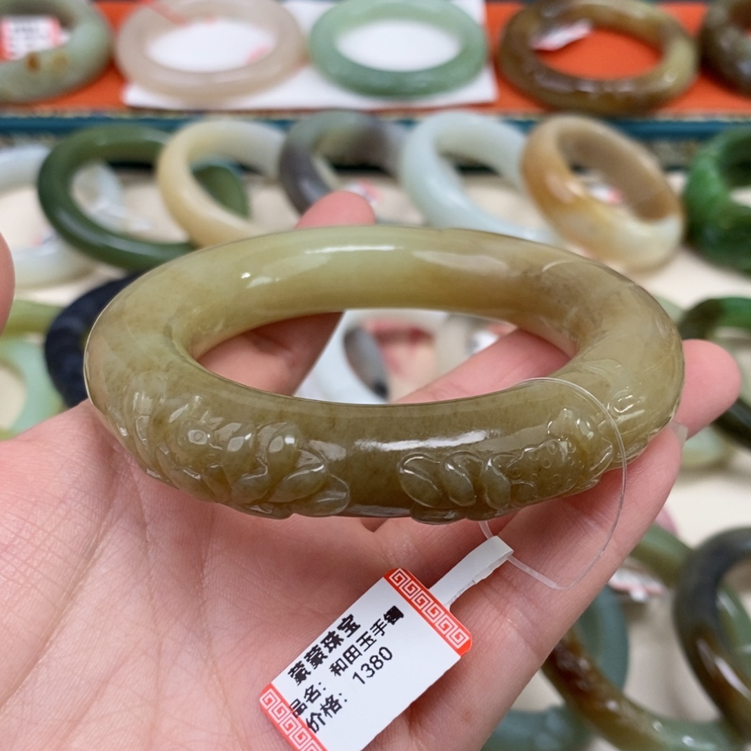 薇***酱和田玉未镶嵌手镯56.9