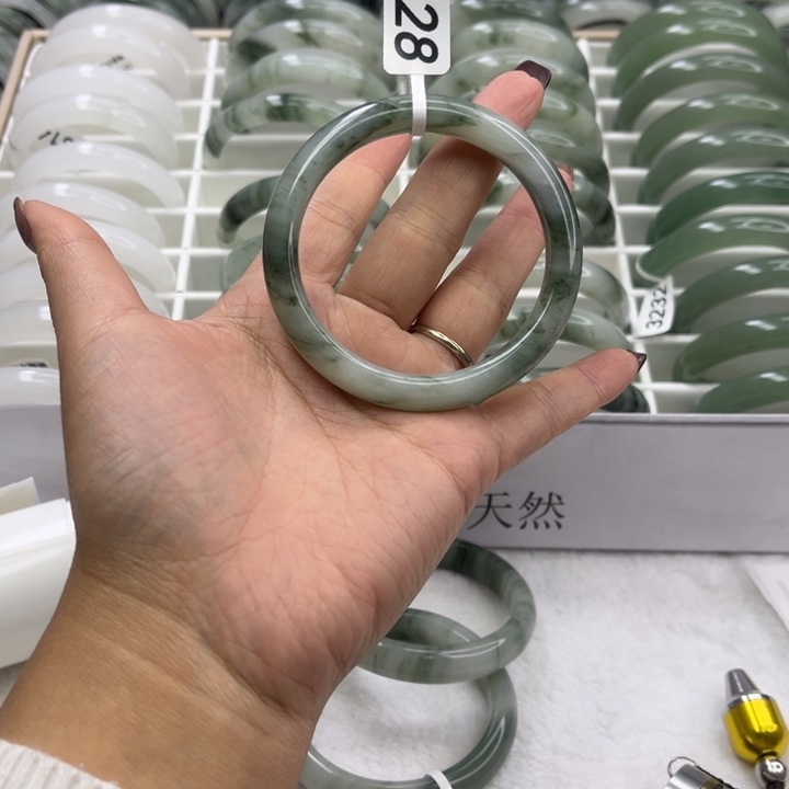 未镶嵌手镯石英质玉528