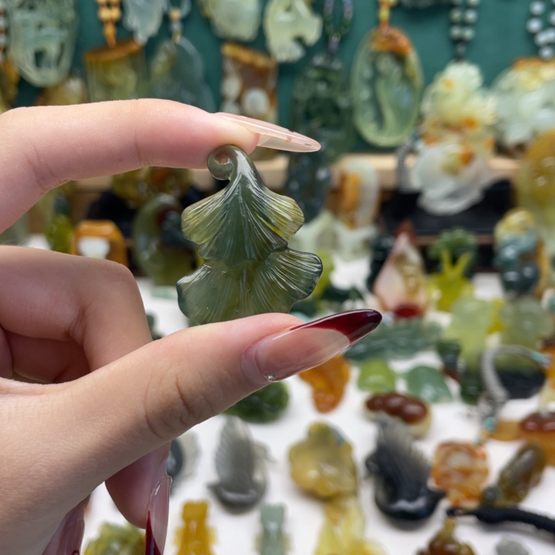 蛇纹石玉颈饰合金