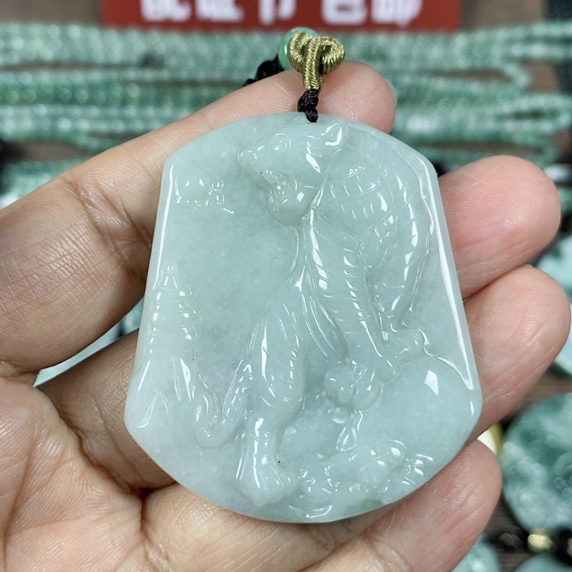 【闪购商品】翡翠颈饰未镶嵌玉吊坠翡翠玉上山虎牌