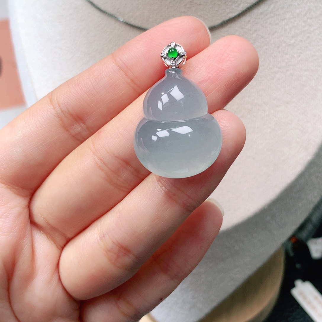 颈饰18K金镶嵌翡翠葫芦